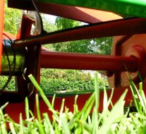 Close up aanzicht van de grasmaaier en het gazon